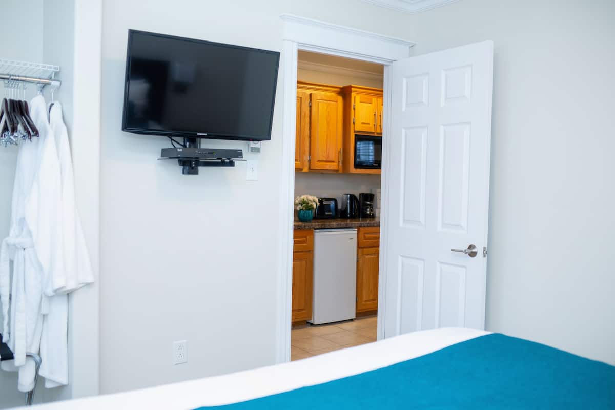 Executive Suite, 1 King Bed, Jetted Tub | Premium bedding, blackout curtains, iron/ironing board, free WiFi