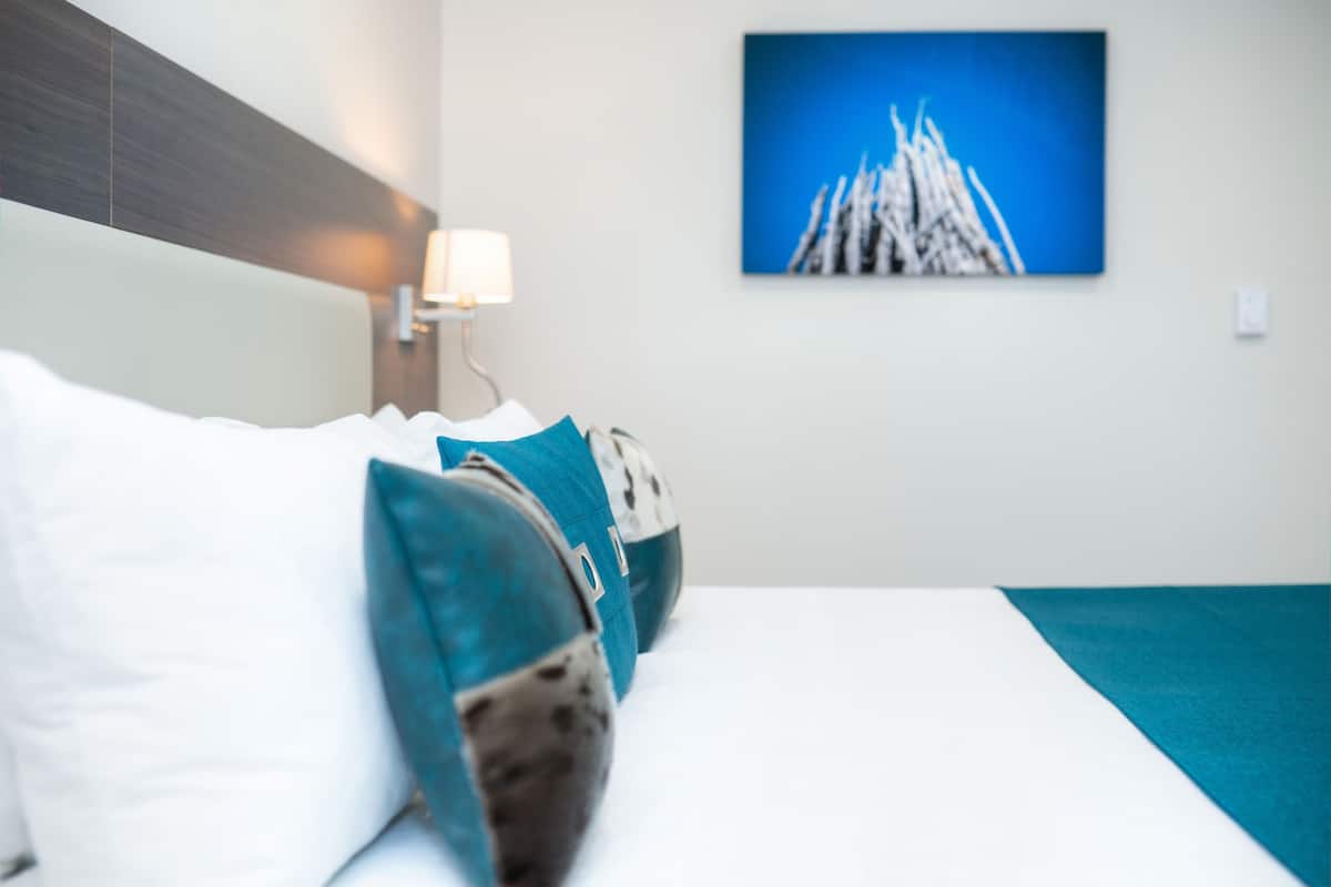 Room, 1 King Bed, Refrigerator | Premium bedding, blackout curtains, iron/ironing board, free WiFi