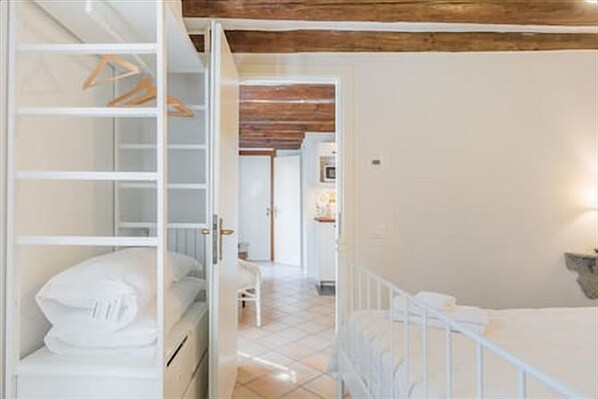 Appartamento, 1 camera da letto | 1 camera, una scrivania, ferro/asse da stiro