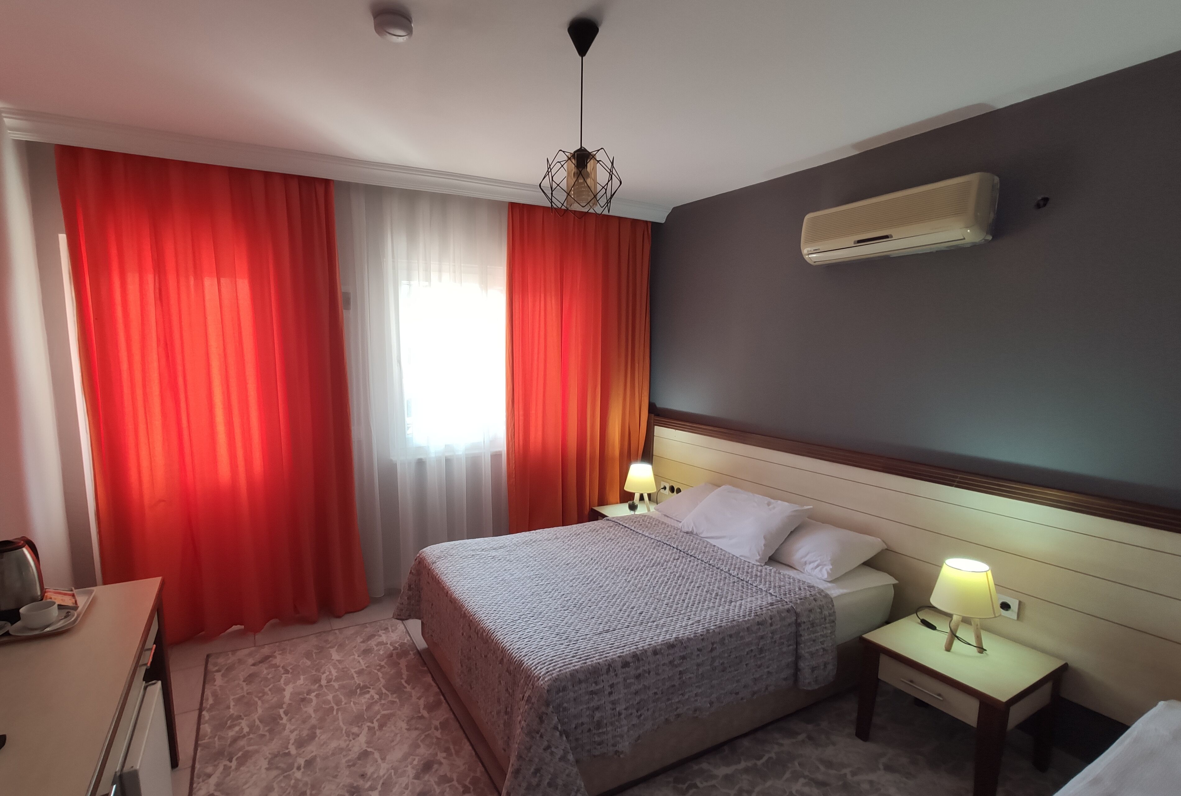 Egyptian cotton sheets, premium bedding, minibar, desk