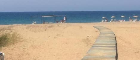 Plage privée à proximité, chaises longues, parasols