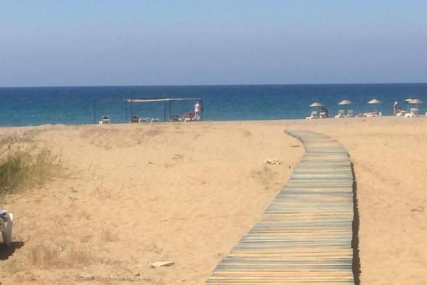 Plage privée à proximité, chaises longues, parasols