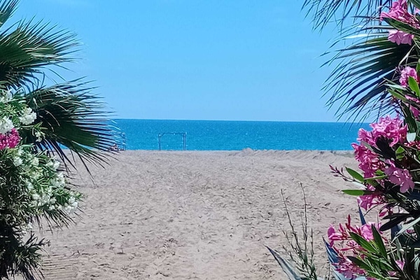 Private beach nearby, sun loungers, beach umbrellas