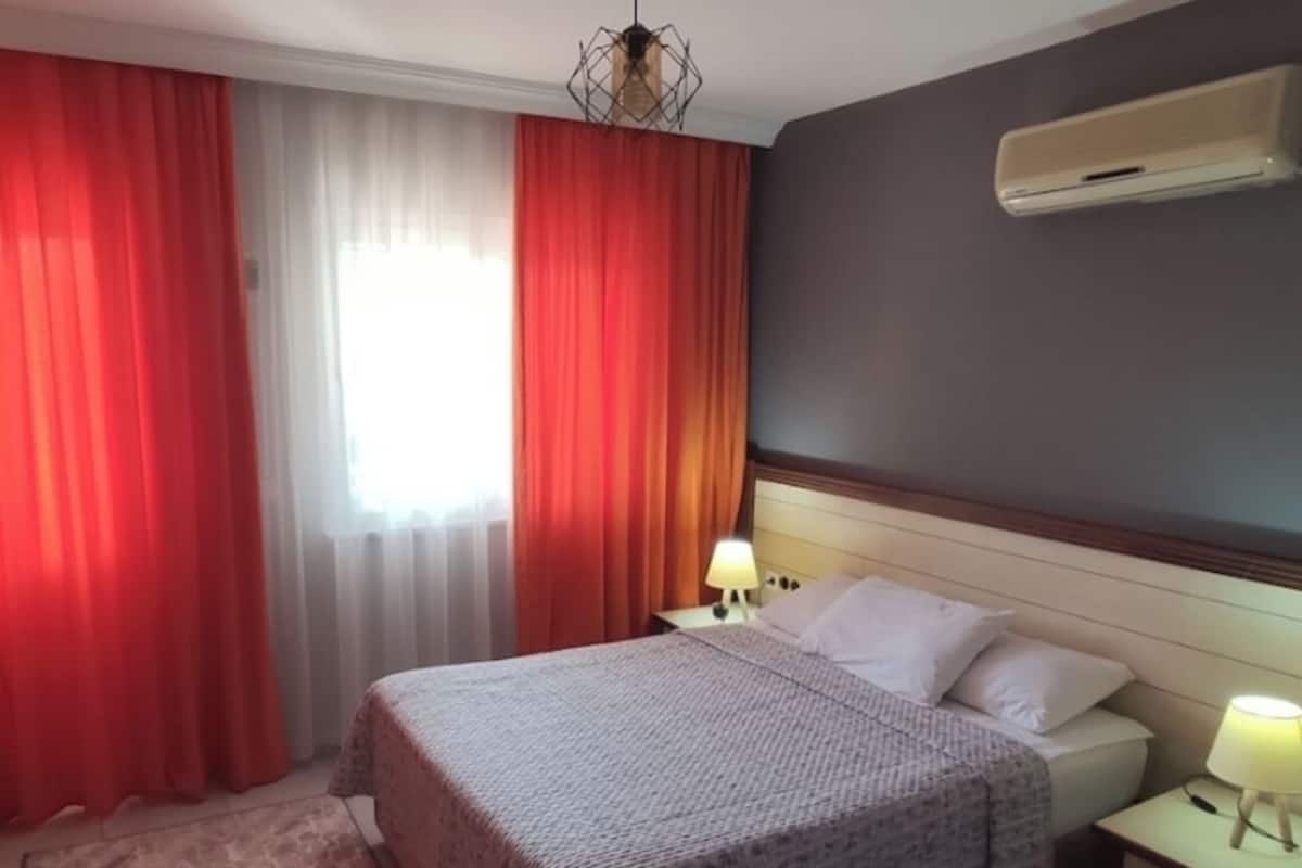 Hochwertige Bettwaren, Schreibtisch, schallisolierte Zimmer