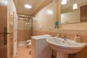 Apartment, 1 Bedroom | Bathroom | Shower, bidet, towels