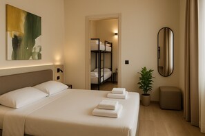 Kamar Quadruple Comfort, kamar terhubung, pemandangan danau | Seprai premium, selimut bulu angsa, brankas, dan meja kerja