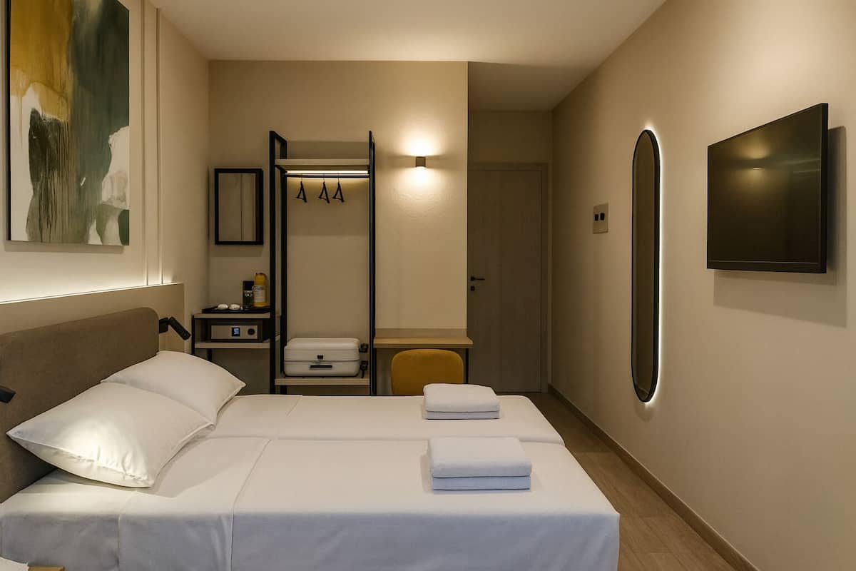 Premium bedding, down comforters, desk, free WiFi