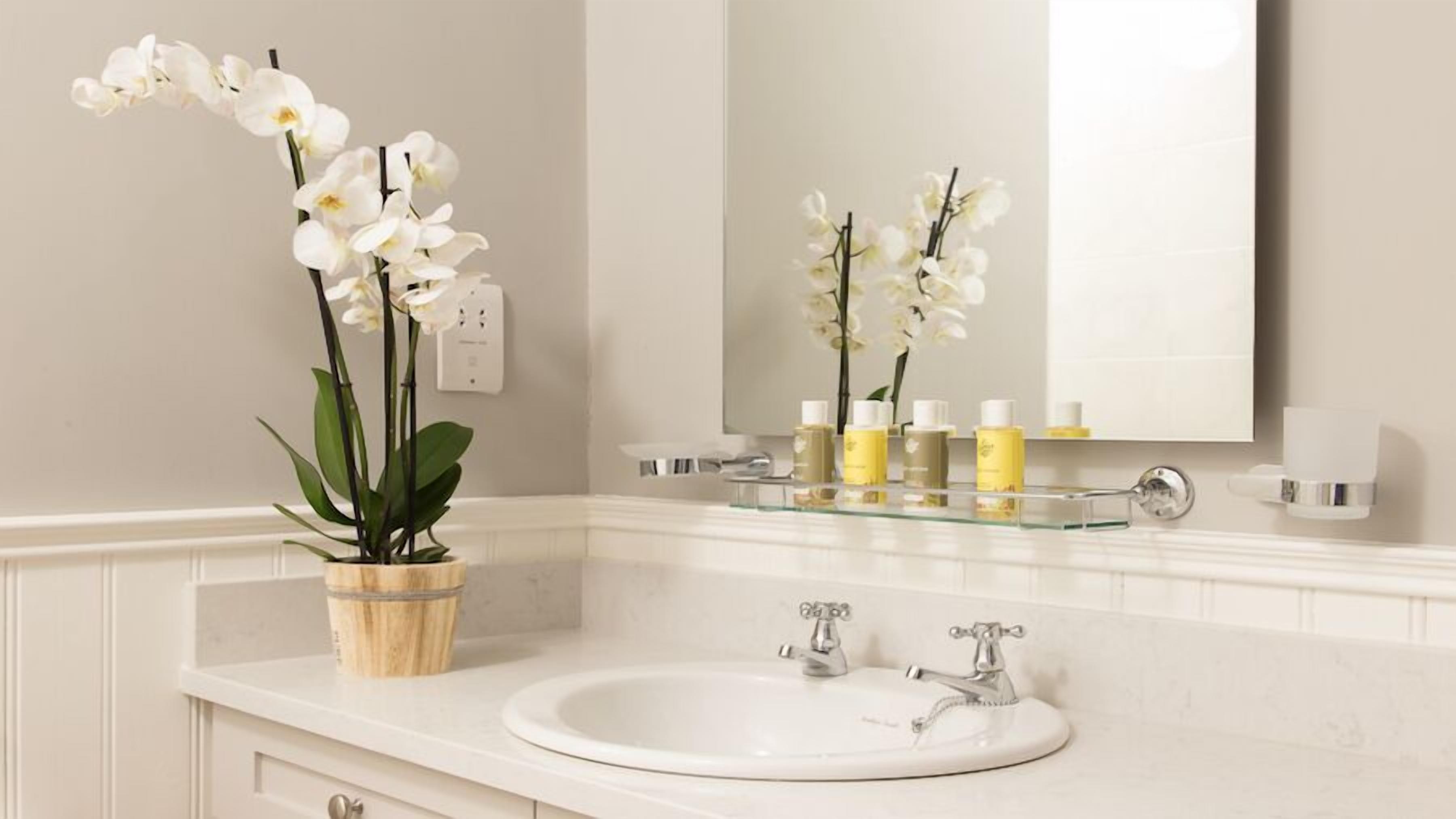 three bedroom self catering lodge | premium bedding, individually decorated, individually furnished, desk