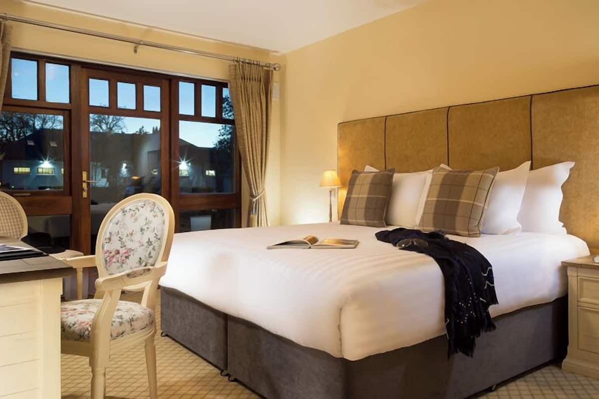 three bedroom self catering lodge | premium bedding, individually decorated, individually furnished, desk