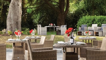 Frühstück, Mittagessen, Abendessen, Blick auf den Garten 