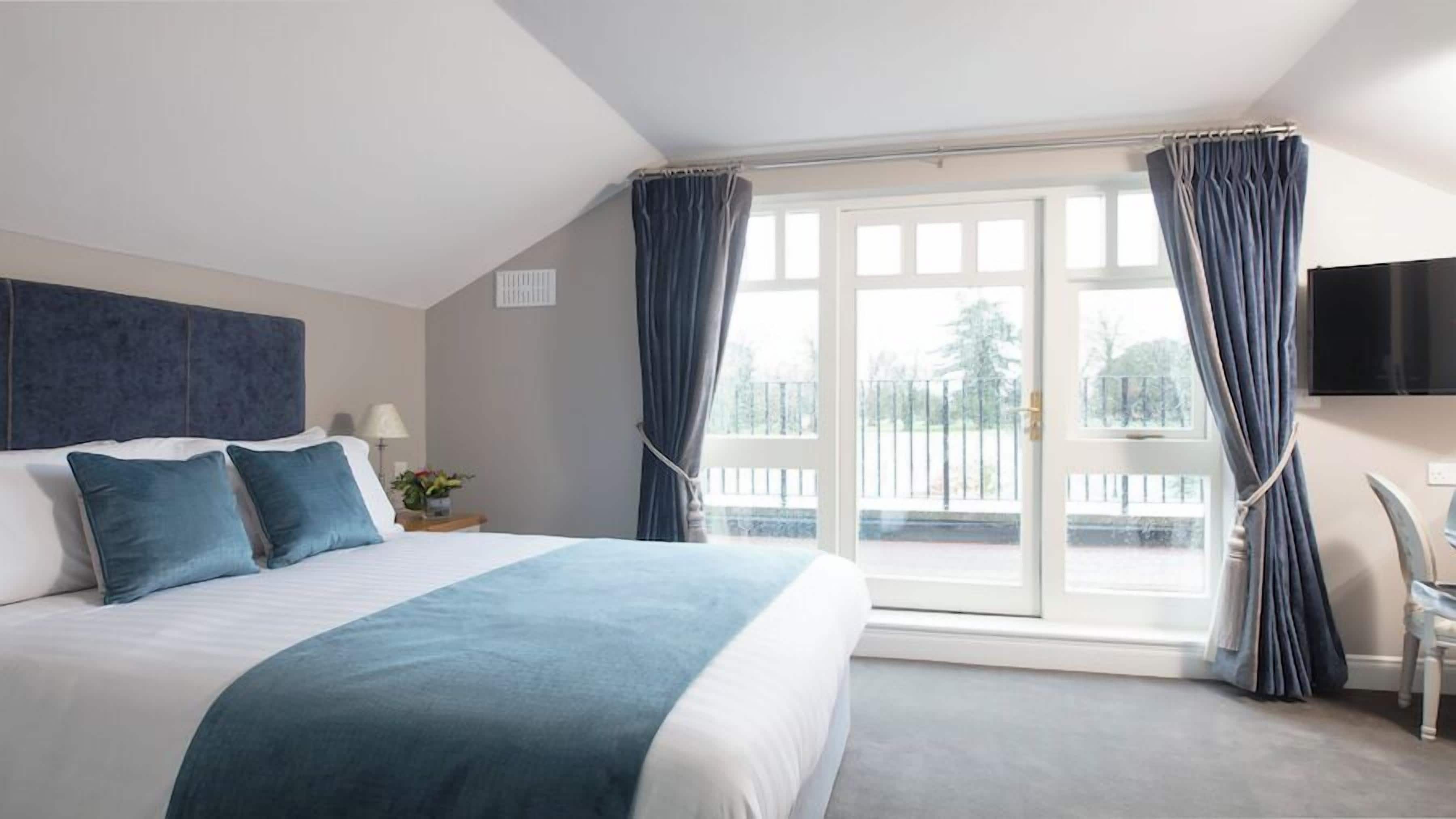 lodge bedroom | premium bedding, individually decorated, individually furnished, desk