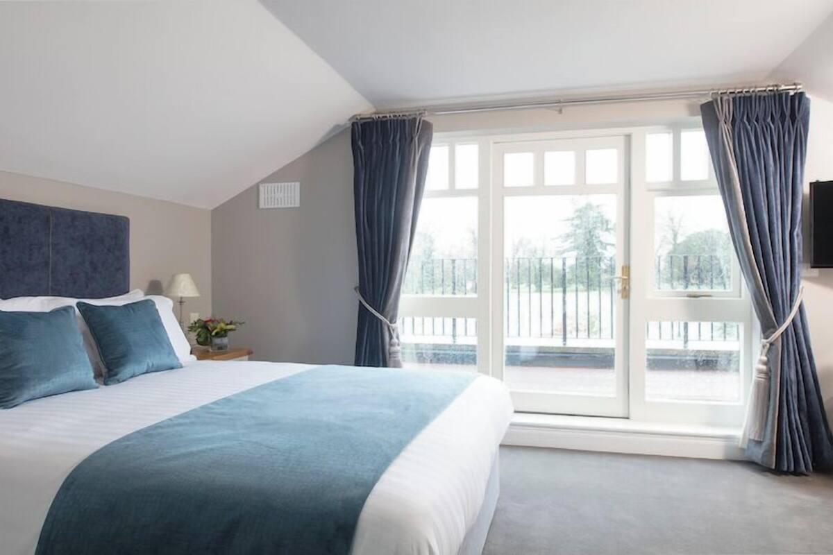 lodge bedroom | premium bedding, individually decorated, individually furnished, desk