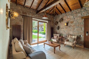 ミニバー、セーフティボックス (室内)、デスク、防音設備