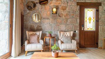 Bar mini, peti besi dalam bilik, meja, kalis bunyi