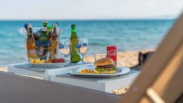 Playa privada, sillas reclinables de playa, sombrillas