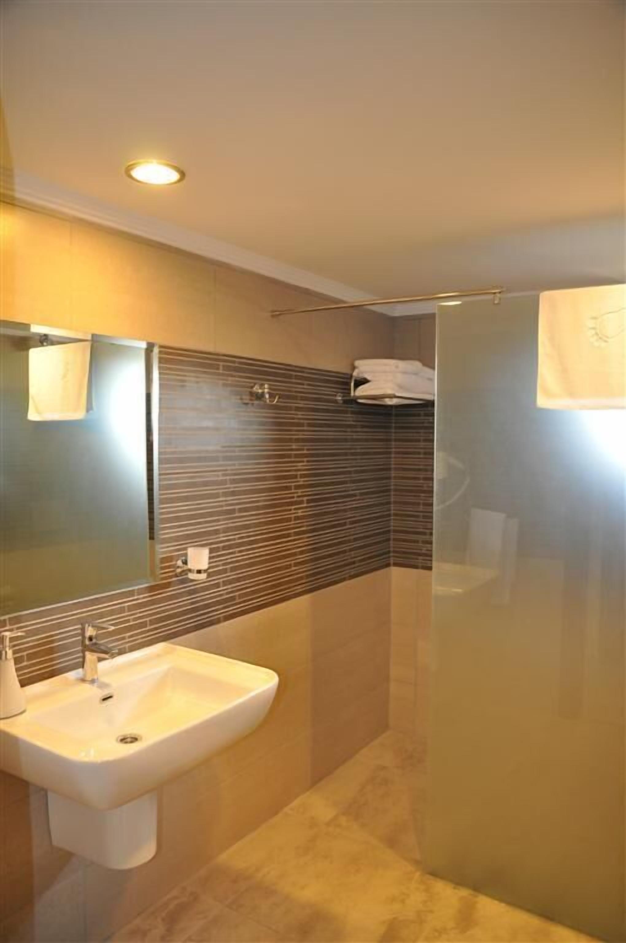 combined shower/bathtub, hydromassage showerhead, free toiletries