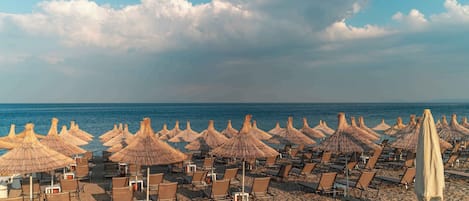 Playa privada, tumbonas y sombrillas