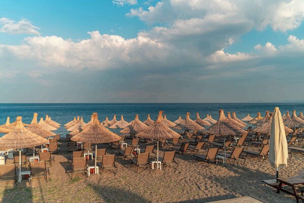 Private beach, sun loungers, beach umbrellas - Assos Park Hotel (Ayvacik)
