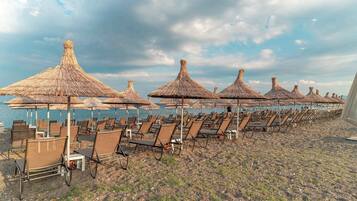 Pantai persendirian, kerusi lepak pantai, payung