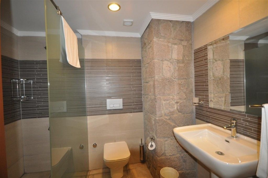 combined shower/bathtub, hydromassage showerhead, free toiletries