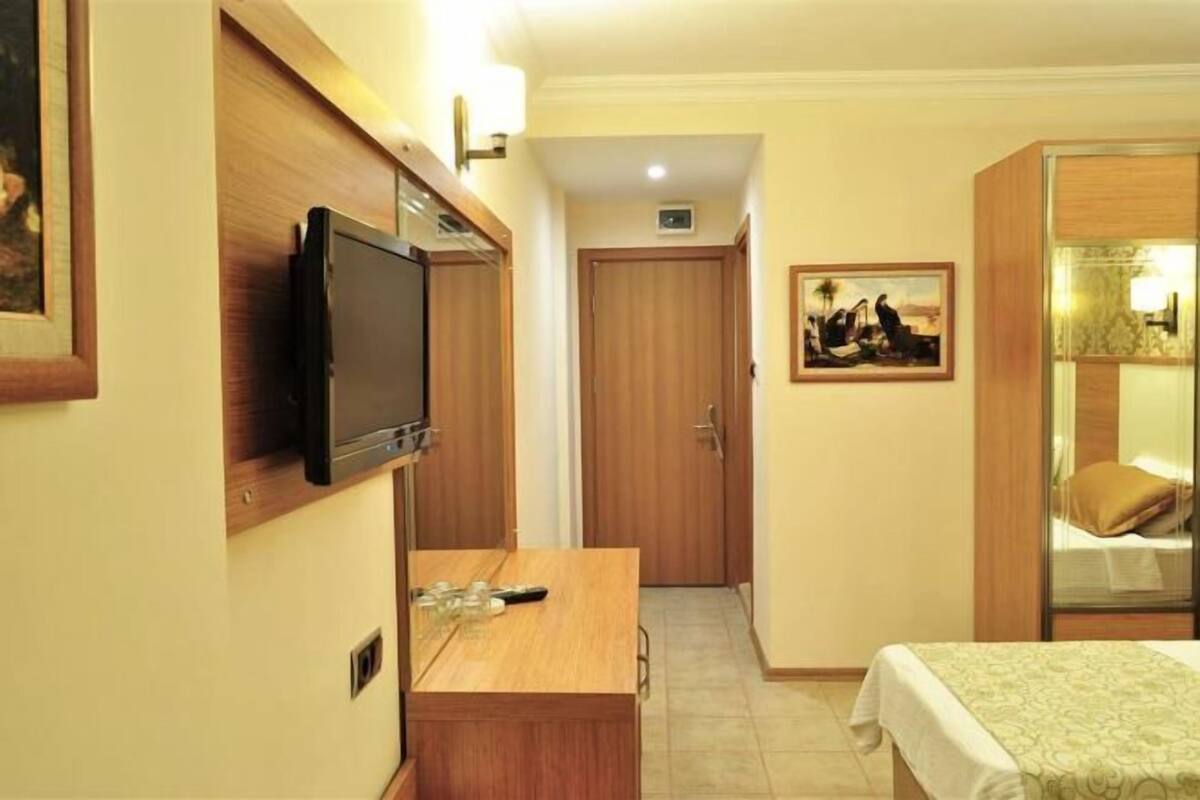 Een minibar, een kluis op de kamer, een bureau, geluiddichte muren