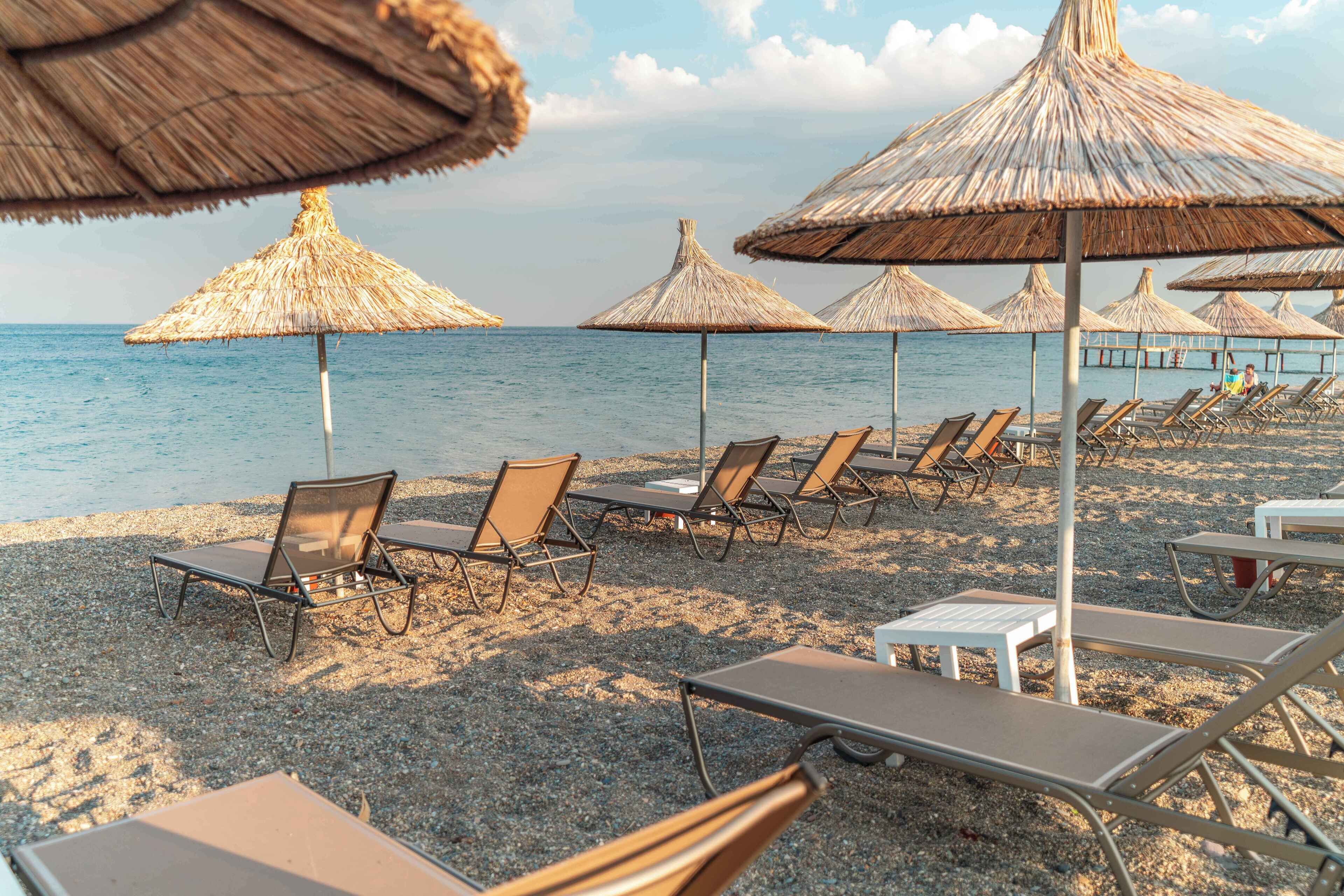 Privat strand, solstolar och parasoller