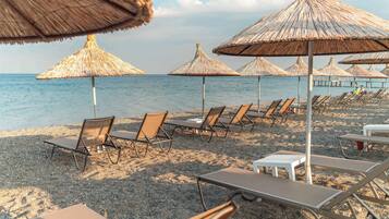 Privat strand, solstolar och parasoller