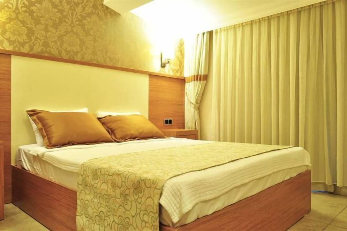 Een minibar, een kluis op de kamer, een bureau, geluiddichte muren