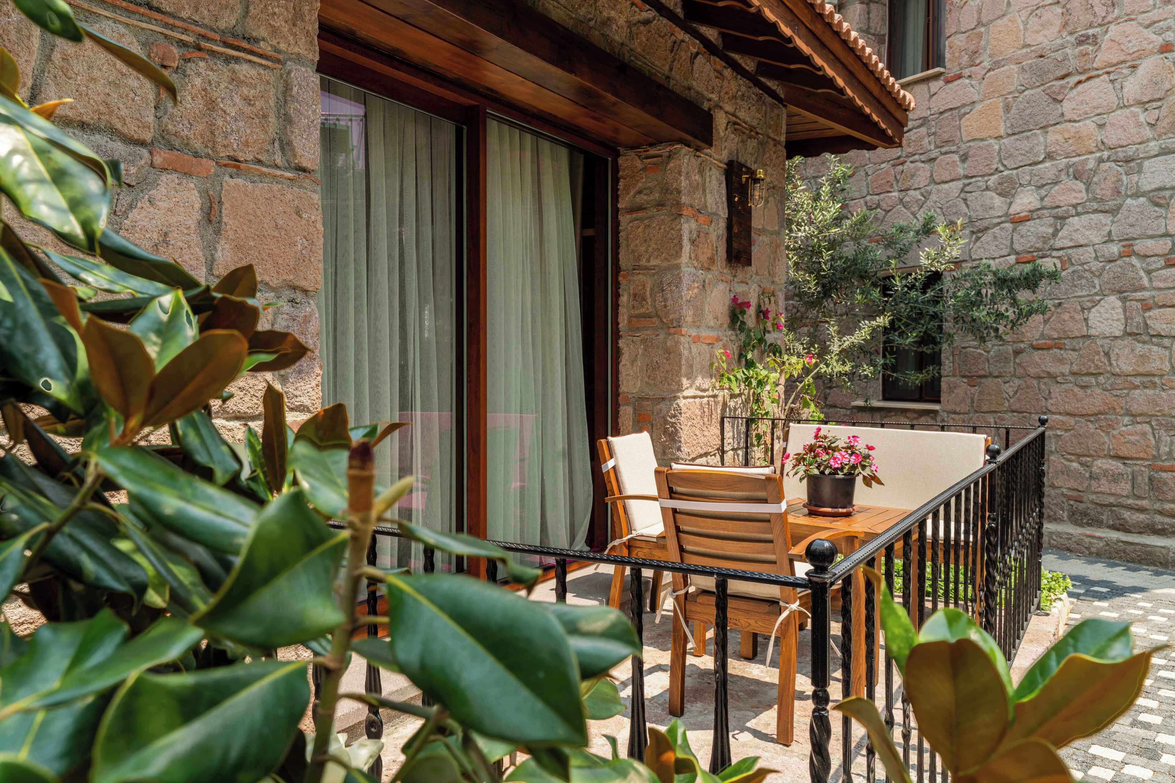 standard triple room | minibar, in-room safe, desk, soundproofing