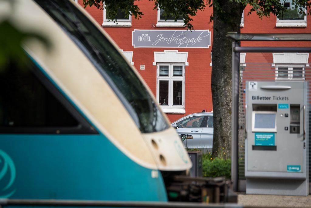 A building with a sign reading "Hotel Jermbayege."