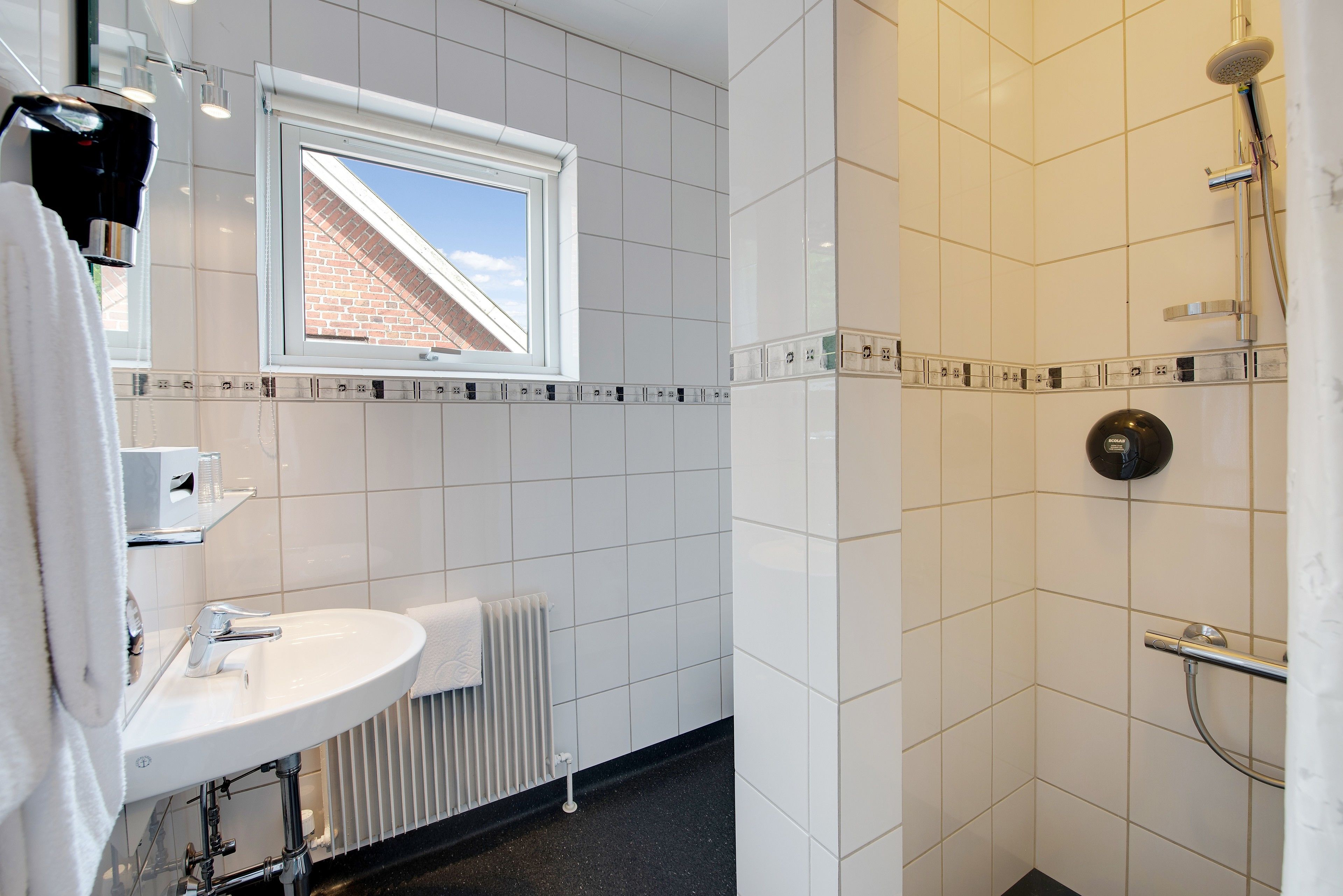 standard double room | bathroom | shower, free toiletries, hair dryer, towels