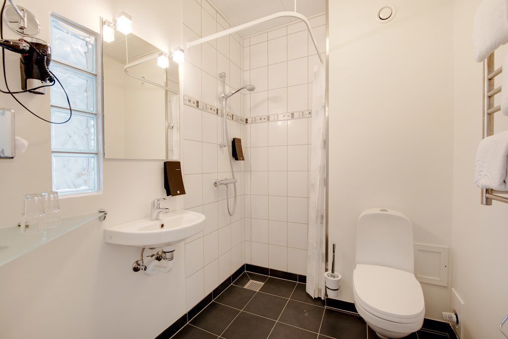 business pava | bathroom | shower, free toiletries, hair dryer, towels