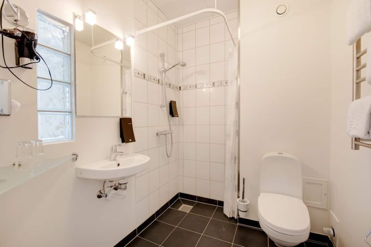 business pava | bathroom | shower, free toiletries, hair dryer, towels