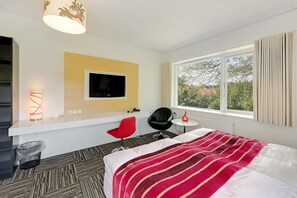 Business Pava | Desk, soundproofing, iron/ironing board, cribs/infant beds