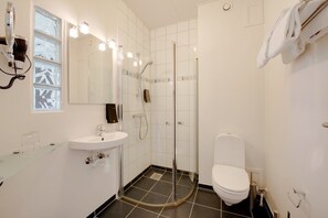 Business Art | Bathroom | Shower, free toiletries, hair dryer, towels - Hotel Jernbanegade (Kibaek)