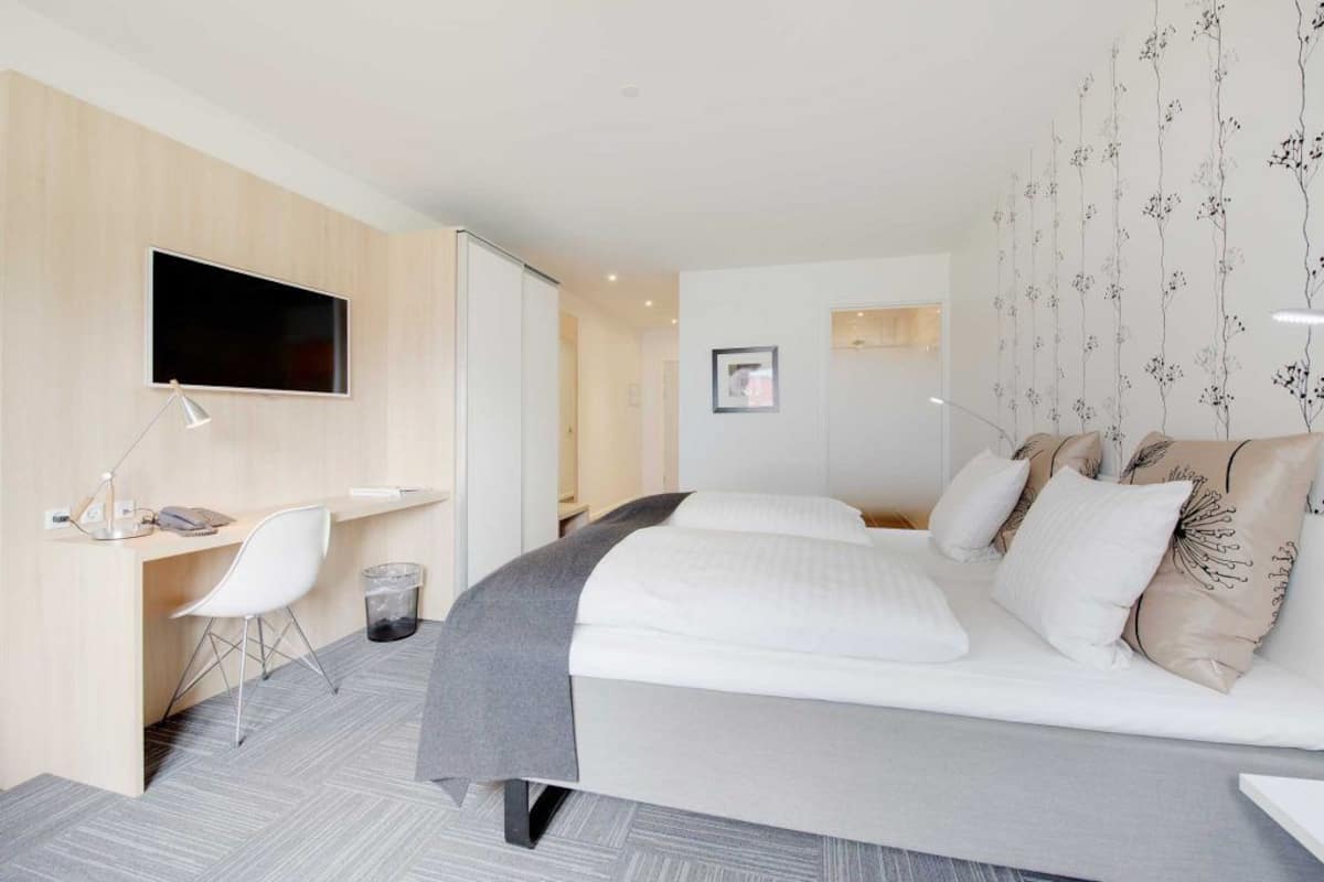 Superior Double Room | Desk, soundproofing, iron/ironing board, cots/infant beds