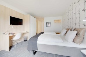 Desk, soundproofing, iron/ironing board, cots/infant beds - Hotel Jernbanegade (Kibaek)