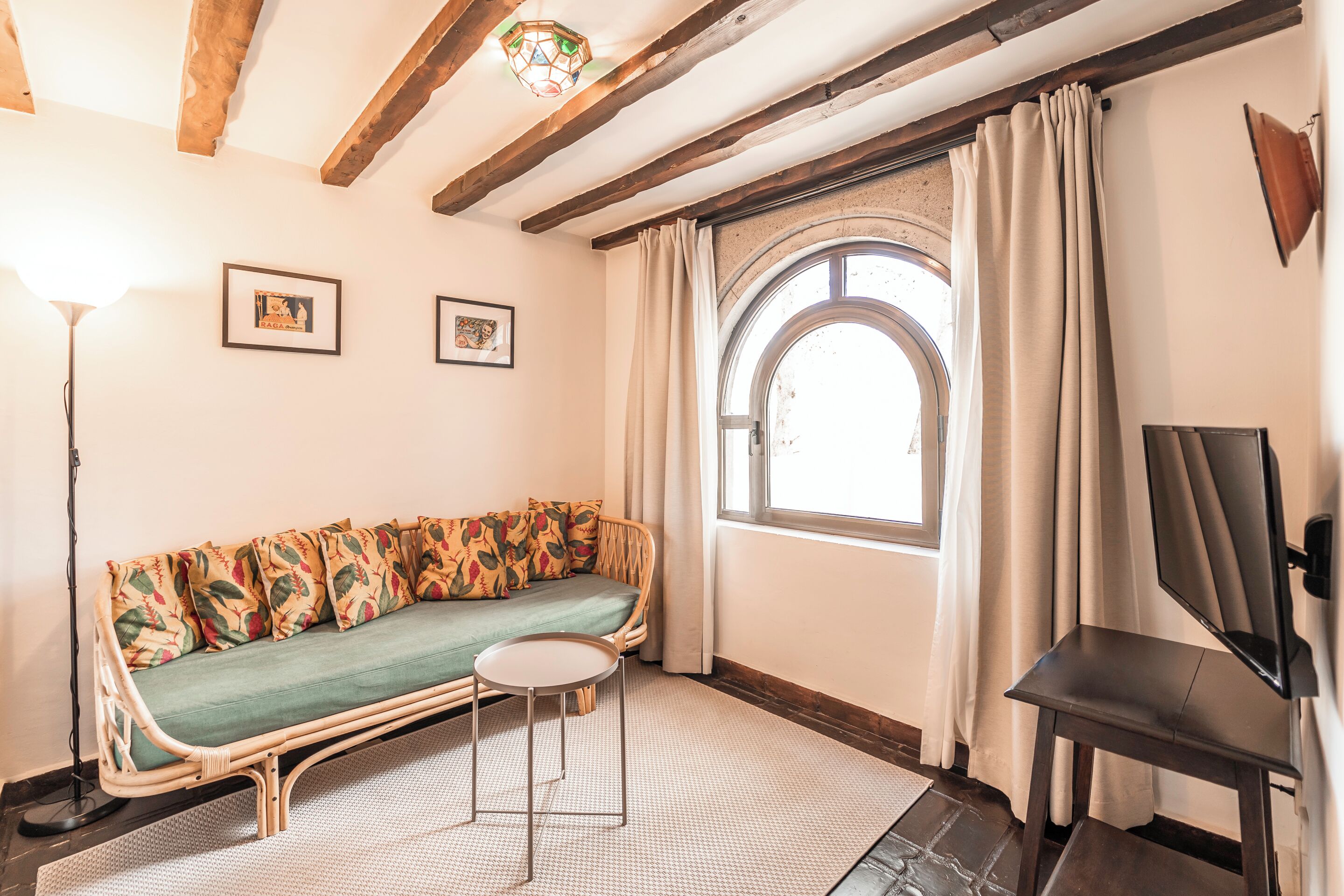 junior studio suite | living area | 30-inch smart tv with digital channels, tv, books