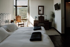 Junior Studio Suite | Egyptian cotton sheets, premium bedding, minibar, in-room safe - Hotel Castillo de Monda (Monda)