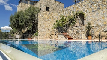 Una piscina al aire libre (de 09:00 a 22:00), sombrillas, tumbonas