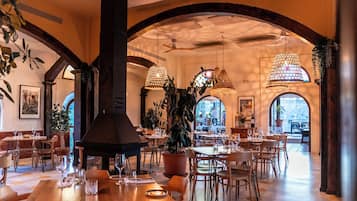 Se sirven desayunos y almuerzos, restaurante con mesas al aire libre