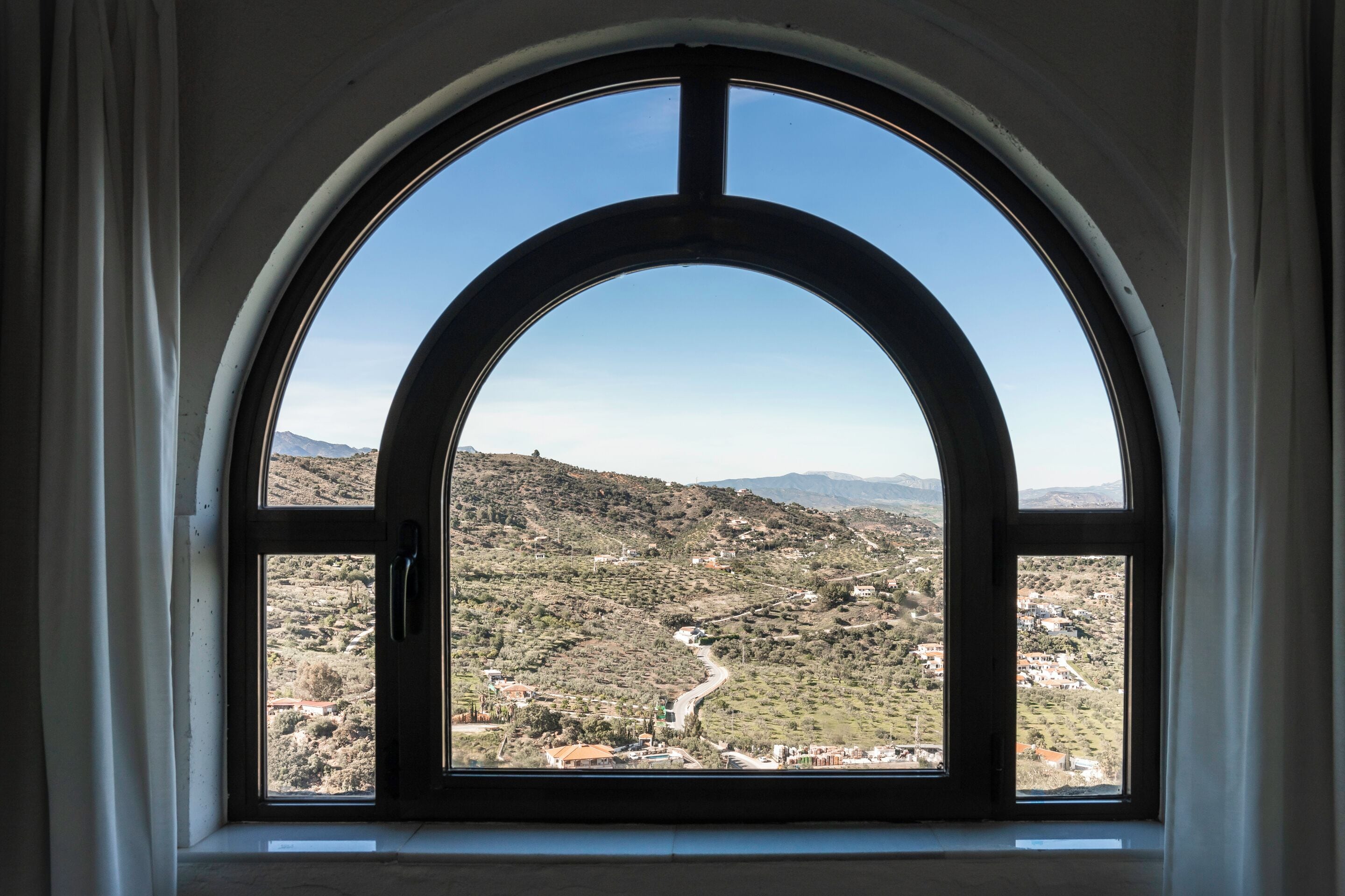 Breakfast, lunch, dinner served; international cuisine, alfresco dining 