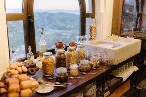 A breakfast buffet with various food items and condiments. - Hotel Castillo de Monda (Monda)