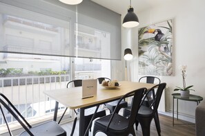 Leilighet – design, 3 soverom | Oppholdsrom | En 43-tommers smart-TV med Parabol-TV