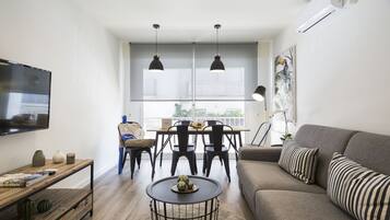 Leilighet – design, 3 soverom | Oppholdsrom | En 43-tommers smart-TV med Parabol-TV