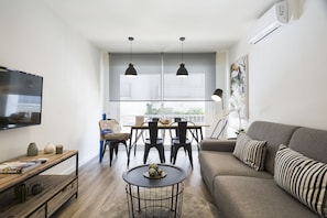 Design-huoneisto, 3 makuuhuonetta | Olohuone | 43–tuumainen äly-TV, jossa satelliittikanavat