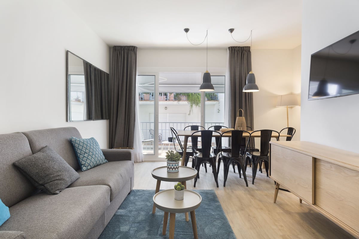 Departamento de diseñador, 3 habitaciones | Área de sala de estar | Smart TV de 43 pulgadas con canales vía satélite