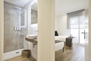 デザイン アパートメント 3 ベッドルーム | バスルーム | シャワー、バスアメニティ (無料)、ヘアドライヤー、タオル