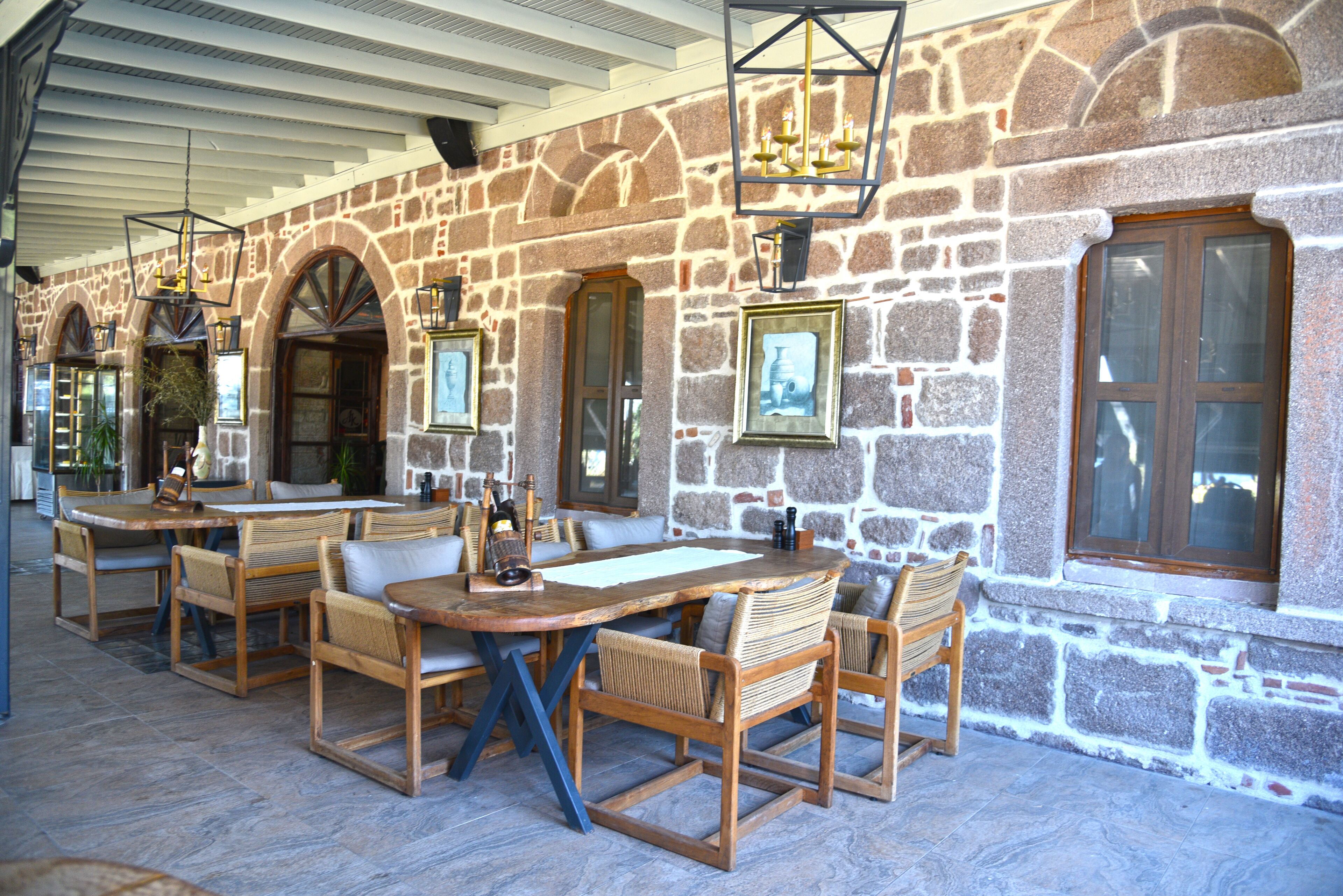 3 restaurants, breakfast served