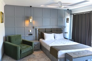 Deluxe Penthouse, 1 Bedroom, Balcony, Sea View | Rumsbekvämlighet